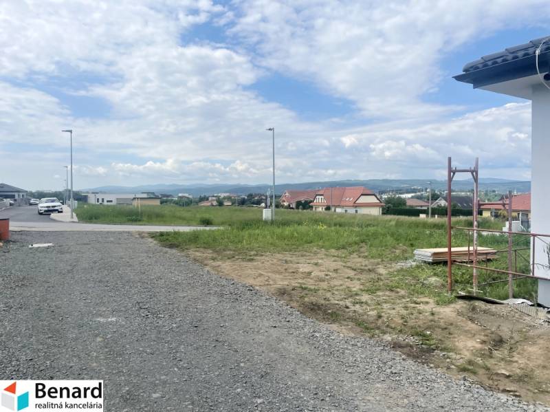 PREŠOV-ĽUBOTICE, RODINNÝ DOM-HOLODOM, POZEMOK 511 m2,NOVOSTAVBA - Stavenisko rodinného domu na Roľníckej ulici v Ľuboticiach, s výhľadom na dedinu.