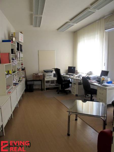 Kancelária 20 m2, Wolkrova ul., Petržalka - Kancelárie s pracovnými stolmi, stoličkami a policami využívané na skladovanie dokumentov.