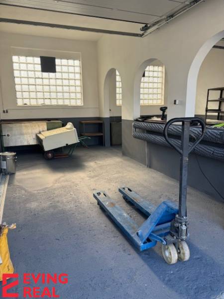Nebytový priestor/dielňa/výrobňa,  45 m2 ul. Za stanicou - Garáže s paletovým vozíkom, pracoviskom a stolíkmi, vhodné na skladovanie alebo opravy.