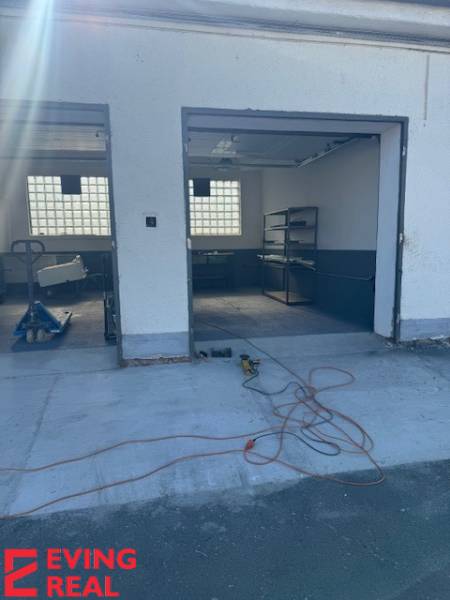 Nebytový priestor/dielňa/výrobňa,  45 m2 ul. Za stanicou - Garáže na ulici Za stanicou v Bratislave, s úložnými policami a pracovnými nástrojmi.