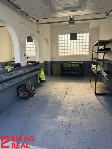 Nebytový priestor/dielňa/výrobňa,  45 m2 ul. Za stanicou - Garáže so stolom, policami a montážnym vybavením v Bratislave na ulici Za stanicou.