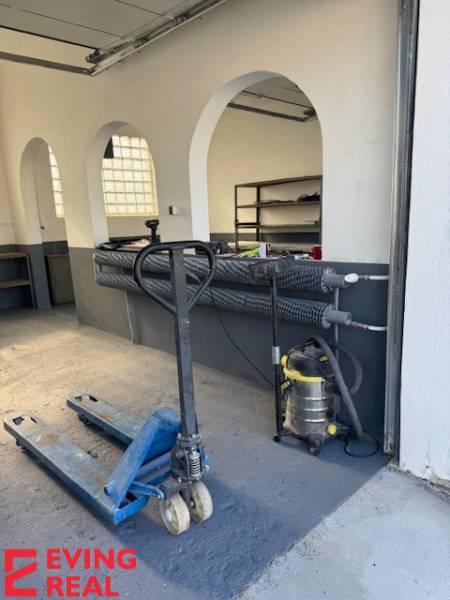 Nebytový priestor/dielňa/výrobňa,  45 m2 ul. Za stanicou - Interiér garáže s manuálnym vysokozdvižným vozíkom a police s vybavením.