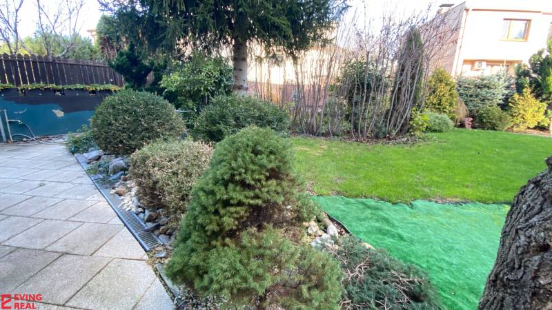 Dvojgeneračný 6 izb. RD,  vyhľadávaná  pokojná lokalita, Ružinov - Záhrada na ulici Stachanovská, vedľa rodinného domu, s úhľadne upravenými kríkmi a stromami.
