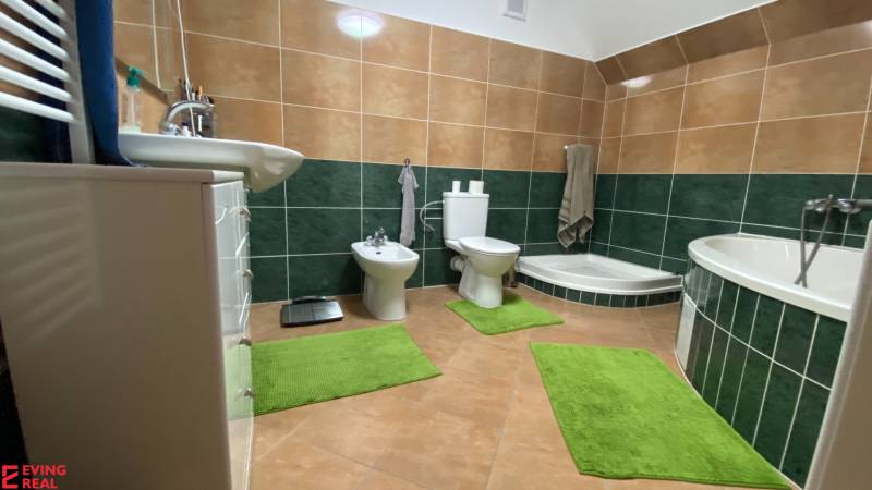 Dvojgeneračný 6 izb. RD,  vyhľadávaná  pokojná lokalita, Ružinov - Kúpeľňa s vaňou, sprchovým kútom, bidetom a WC. Zelené koberčeky, na Stachanovskej.