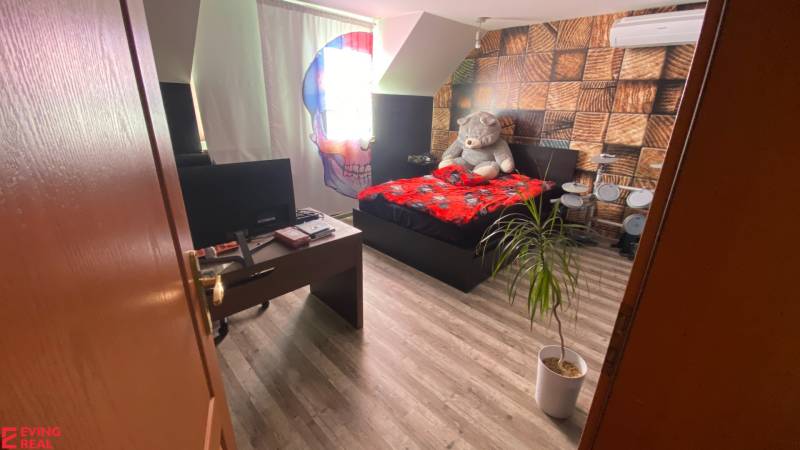 Dvojgeneračný 6 izb. RD,  vyhľadávaná  pokojná lokalita, Ružinov - Spálňa s dekoratívnou tapetou, posteľou, počítačom a bezdrôtovými hernými bubnami, v rodinnom dome.