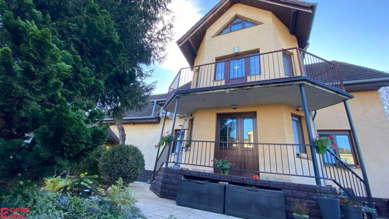 Dvojgeneračný 6 izb. RD,  vyhľadávaná  pokojná lokalita, Ružinov - Rodinný dom s balkónom na ulici Stachanovská obklopený zeleňou a kvetmi v záhrade.