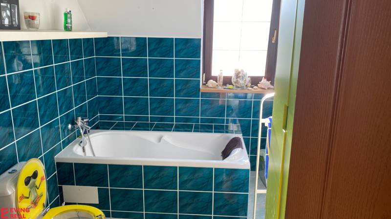 Dvojgeneračný 6 izb. RD,  vyhľadávaná  pokojná lokalita, Ružinov - Kúpeľňa s modrými kachličkami, vaňa, okno, zaujímavý vzhľad v rodinnom dome na ulici Stachanovská.