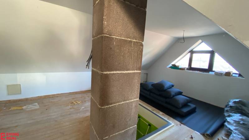 Dvojgeneračný 6 izb. RD,  vyhľadávaná  pokojná lokalita, Ružinov - Povala rodinného domu s drevenou podlahou na ulici Stachanovská, pripravená na renováciu.