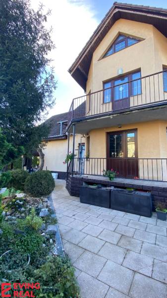 Dvojgeneračný 6 izb. RD,  vyhľadávaná  pokojná lokalita, Ružinov - Rodinný dom s balkónom na ulici Stachanovská, obklopený upravenou záhradou a chodníkom.