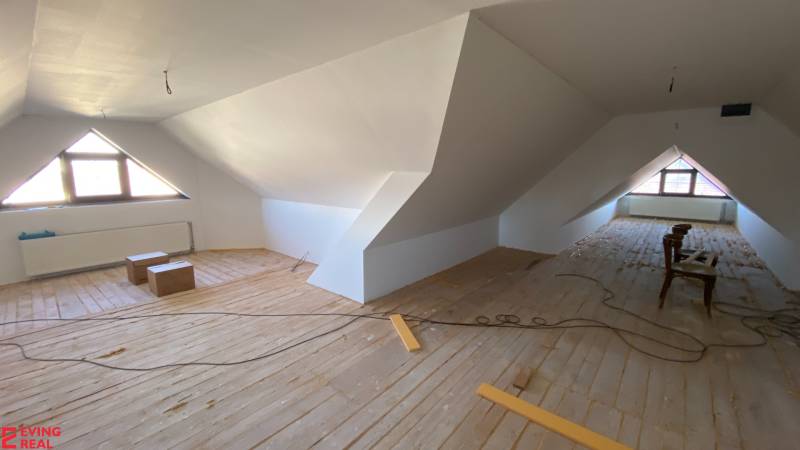 Dvojgeneračný 6 izb. RD,  vyhľadávaná  pokojná lokalita, Ružinov - Podkrovie v rodinnom dome na ulici Stachanovská s drevenou podlahou a veľkými oknami.