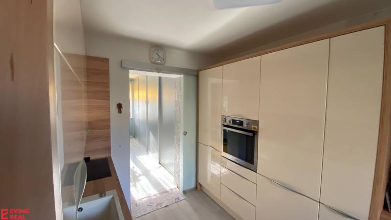 Dvojgeneračný 6 izb. RD,  vyhľadávaná  pokojná lokalita, Ružinov - Na ulici Stachanovská, kuchyňa v rodinnom dome s modernou linkou a vstavanými spotrebičmi.