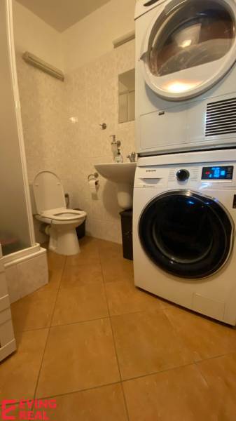 Dvojgeneračný 6 izb. RD,  vyhľadávaná  pokojná lokalita, Ružinov - Kúpeľňa v rodinnom dome, práčka a sušička, sprchový kút a toaleta na ulici Stachanovská.