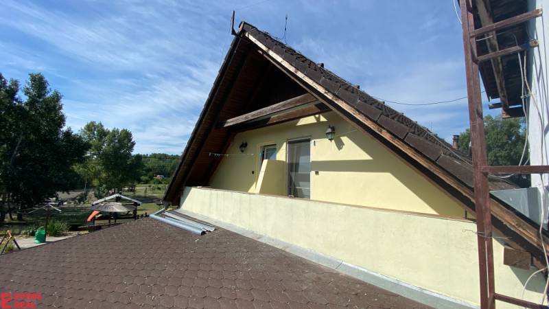 Penzión s 13 izbami na predaj, Dunajská ul., Tomášov - Strecha budovy s výhľadom na prírodu, neďaleko ulice Dunajská a hotely.