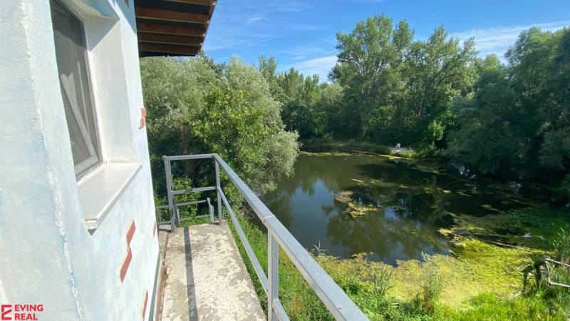 Penzión s 13 izbami na predaj, Dunajská ul., Tomášov - Výhľad na pokojné jazero obklopené zeleňou, vhodné prostredie pre hotely, penzióny.