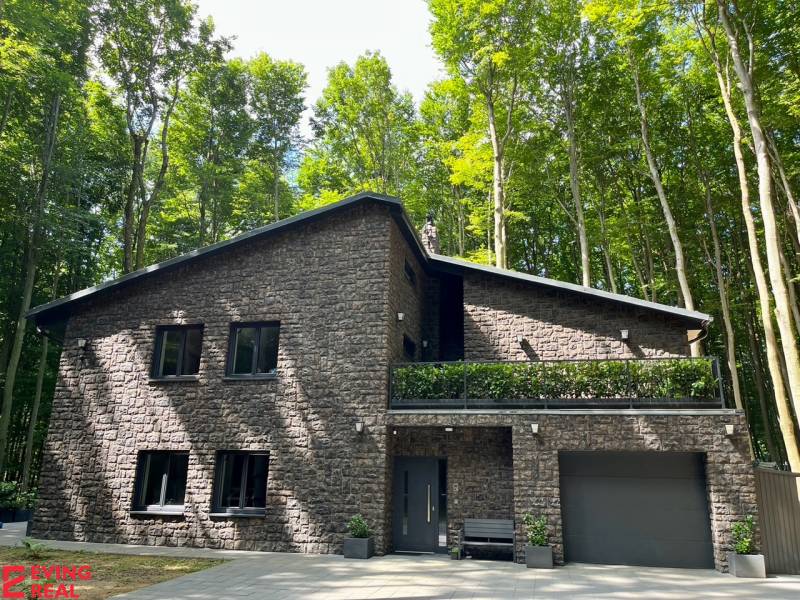 Predaj rodinnej vily, 8-izbovej rekreačnej chaty Modra - Rodinný dom obklopený stromami na ulici Piesok 4146 a Vila s kameňovou fasádou.