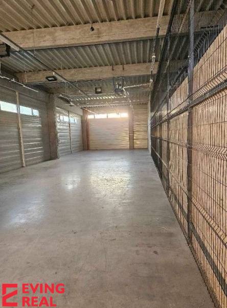 Sklad /obch.priestor /kancelária/showroom, stráž.areál,Stará Vajnorská - Priestranný sklad na ulici Stará Vajnorská, s halami a oplotením, vhodný na uskladnenie.