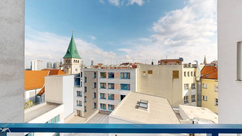 Luxusný byt v centre mesta  - dostupný od SEP/2025 - Výhľad z 3-izbového bytu na veže a strechy domov v Bratislava - Staré Mesto.