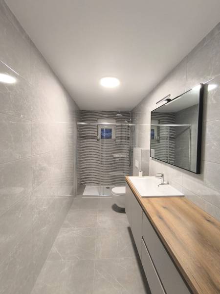 CHORVÁTSKO - Atraktívny apartmán (S6) - Mandre, ostrov Pag - Kúpeľňa so sprchovacím kútom a umývadlom v 4-izbovom byte, svetlé obklady.