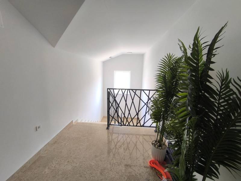 CHORVÁTSKO - Atraktívny apartmán (S6) - Mandre, ostrov Pag - Schodisko s kvetináčmi a zábradlím v 4-izbovom byte.