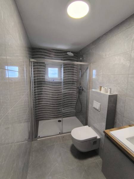 CHORVÁTSKO - Atraktívny apartmán (S6) - Mandre, ostrov Pag - Kúpeľňa so sprchovým kútom v 4-izbovom byte, s obkladačkami a oknom.