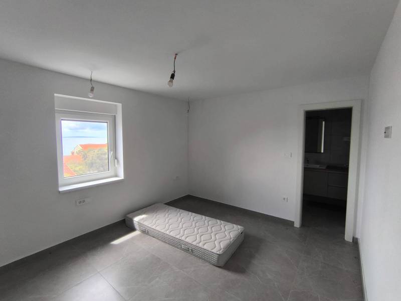 CHORVÁTSKO - Atraktívny apartmán (S6) - Mandre, ostrov Pag - Prázdna izba so svetlými stenami, matracom na podlahe a výhľadom von.