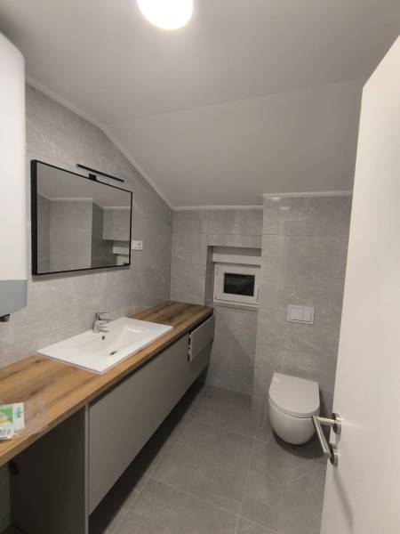 CHORVÁTSKO - Atraktívny apartmán (S6) - Mandre, ostrov Pag - Kúpeľňa v 4-izbovom byte so sprchou, umývadlom, zrkadlom a toaletou.