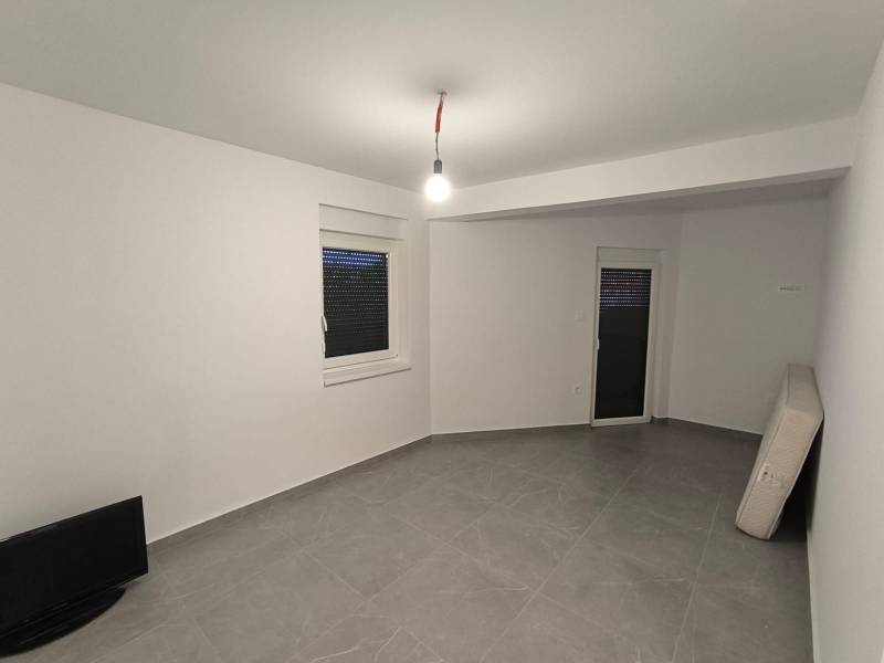 CHORVÁTSKO - Atraktívny apartmán (S6) - Mandre, ostrov Pag - Štýlová izba 4-izbového bytu s televízorom a matracom na dlážke.