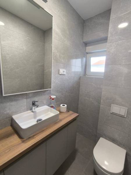 CHORVÁTSKO - Atraktívny apartmán (S4) - Mandre, ostrov Pag - Kúpeľňa v 4-izbovom byte s umývadlom, skrinkou, zrkadlom a toaletou.