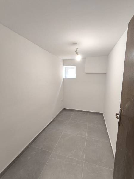 CHORVÁTSKO - Atraktívny apartmán (S4) - Mandre, ostrov Pag - Malá izba s bielymi stenami a sivou podlahou v 4-izbovom byte.