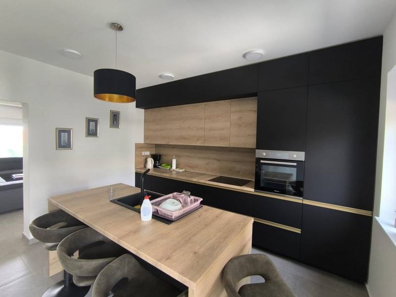 CHORVÁTSKO - Atraktívny apartmán (S4) - Mandre, ostrov Pag - Kuchyňa v 4-izbovom byte s tmavými skrinkami a drevenými detailmi.