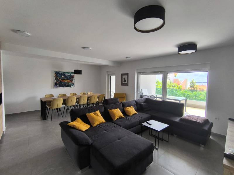 CHORVÁTSKO - Atraktívny apartmán (S4) - Mandre, ostrov Pag - Obývačka v 4-izbovom byte s veľkou sedačkou, jedálenským stolom a výhľadom na terasu.