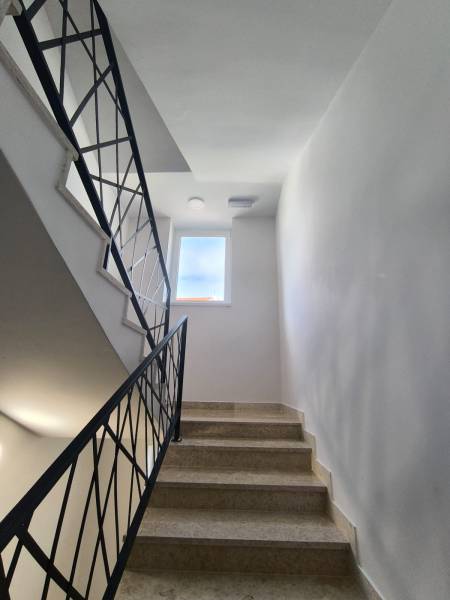 CHORVÁTSKO - Atraktívny apartmán (S4) - Mandre, ostrov Pag - Schodisko v 4-izbovom byte s oknom a elegantnými zábradliami.