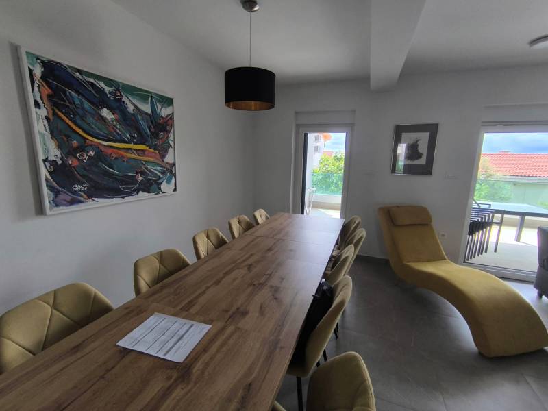 CHORVÁTSKO - Atraktívny apartmán (S4) - Mandre, ostrov Pag - Jedáleň v 4-izbovom byte s dlhým stolom, obrazmi a pohodlným kreslom.