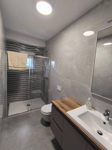 CHORVÁTSKO - Atraktívny apartmán (S4) - Mandre, ostrov Pag - Kúpeľňa v 4-izbovom byte s umývadlom, sprchovým kútom a toaletou.