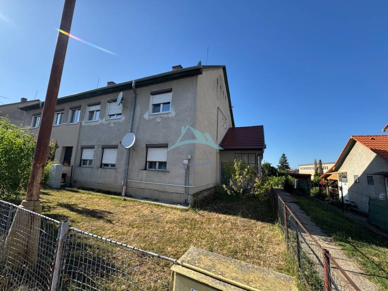 Troj izbový byt na predaj  - Exteriér 3-izbového bytu na ulici Obrancov mieru v Šahách, so satelitom a trávnikom.