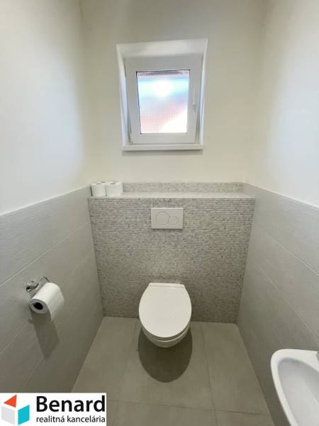 PREŠOV-LUKRATÍVNY RODINNÝ DOM,POZEMOK 820 m2, VLČIE DOLY - Kúpeľňa v rodinnom dome s keramickými obkladmi a toaletou.