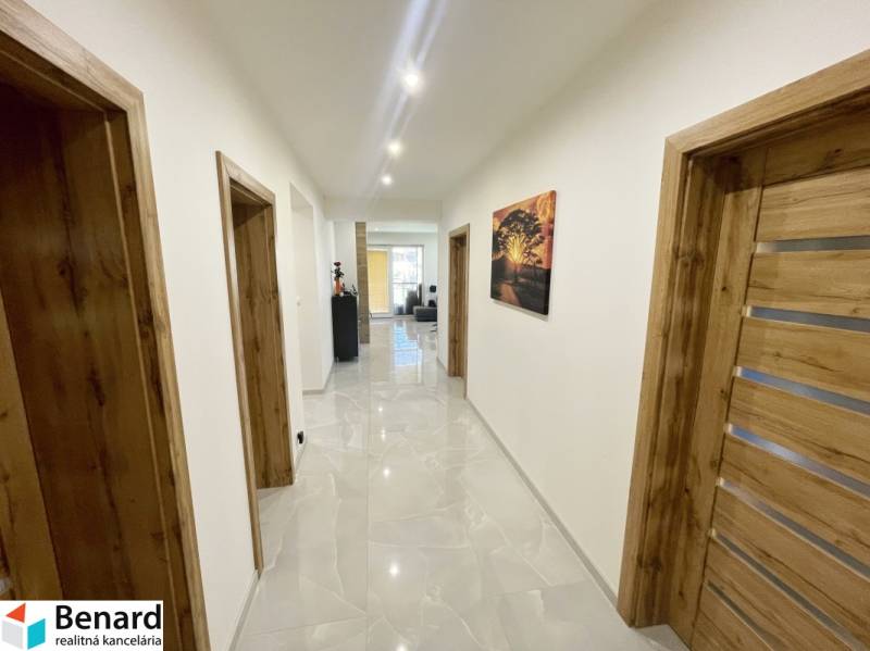 PREŠOV-LUKRATÍVNY RODINNÝ DOM,POZEMOK 820 m2, VLČIE DOLY - Chodba s drevenými dverami a kachličkovou podlahou v rodinnom dome.