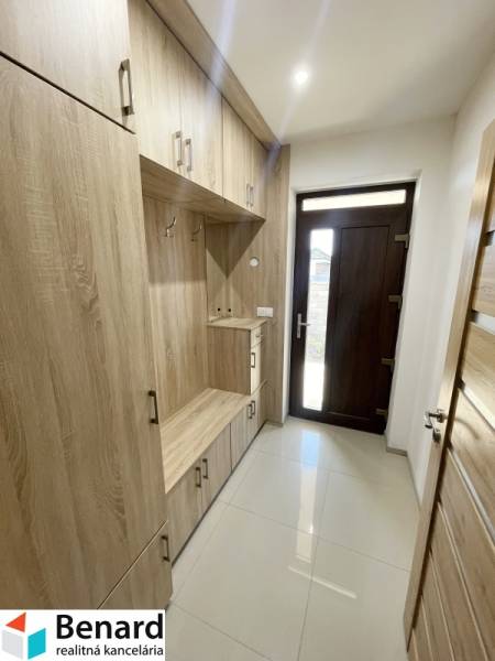 PREŠOV-LUKRATÍVNY RODINNÝ DOM,POZEMOK 820 m2, VLČIE DOLY - Vstupná hala s dreveným nábytkom v rodinnom dome, obsahuje úložný priestor a vchodové dvere.