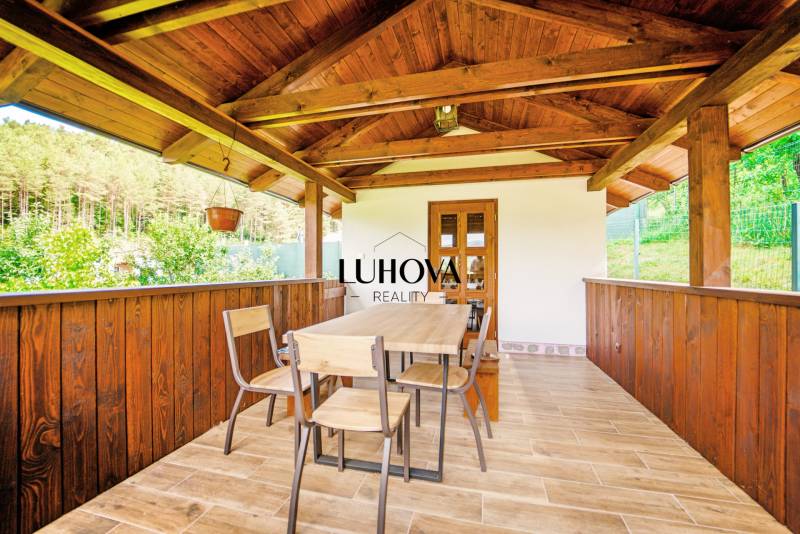 Pozemok na stavbu domu alebo ako rekreačný_Pružina - Drevená terasa s posedením, obklopená zeleňou, Pozemky - bývanie Pružina, Pružina.