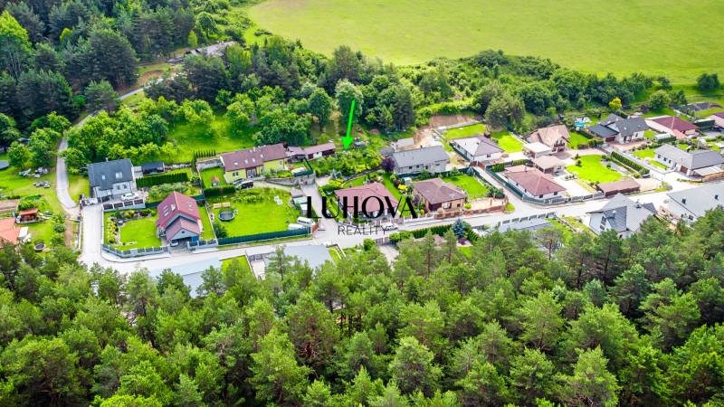 Pozemok na stavbu domu alebo ako rekreačný_Pružina - Letecký pohľad na rodinné domy obklopené zeleňou v obci Pružina na ulici Pružina, Pozemky - bývanie.