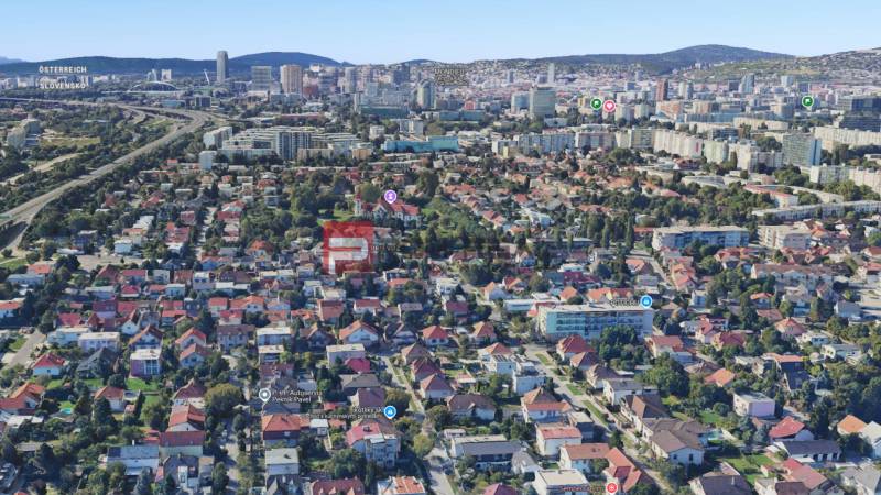 Na PREDAJ rodinný dom vo výbornej lokalite Bratislava - Ružinov - Letecký pohľad na rodinné domy v Bratislave, zelená oblasť a mestská panoráma.