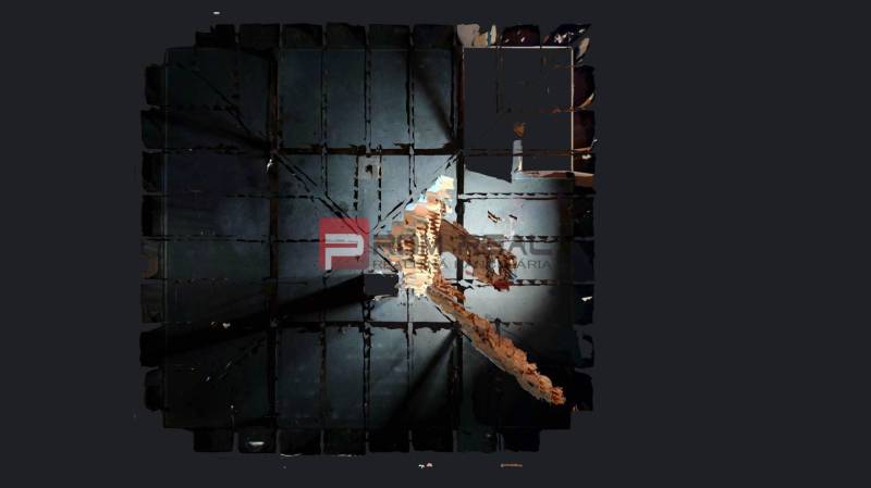 Na PREDAJ rodinný dom vo výbornej lokalite Bratislava - Ružinov - Pohľad zhora na tmavý priestor s fragmentovaným osvetlením v rodinnom dome.