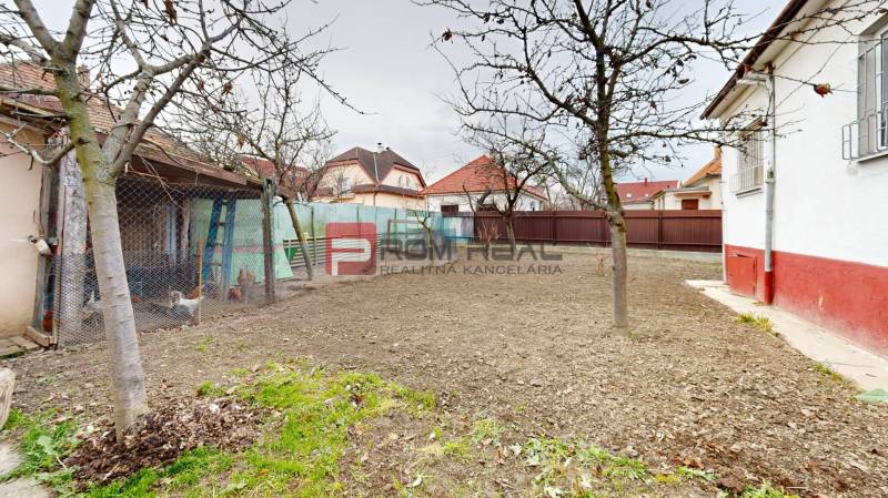 Na PREDAJ rodinný dom vo výbornej lokalite Bratislava - Ružinov - Dvor rodinného domu Farebnej ulici v Bratislave II so stromami a kurníkom.