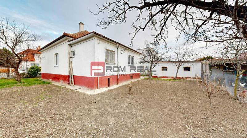 Na PREDAJ rodinný dom vo výbornej lokalite Bratislava - Ružinov - Rodinný dom na Farebnej ulici v Bratislave II s priestrannou záhradou.