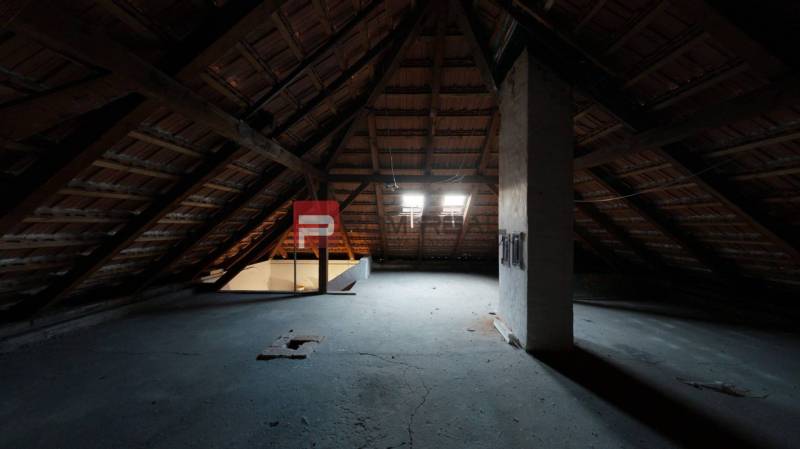 Na PREDAJ rodinný dom vo výbornej lokalite Bratislava - Ružinov - Podkrovný priestor v rodinnom dome s drevenými trámami a strešnými oknami.