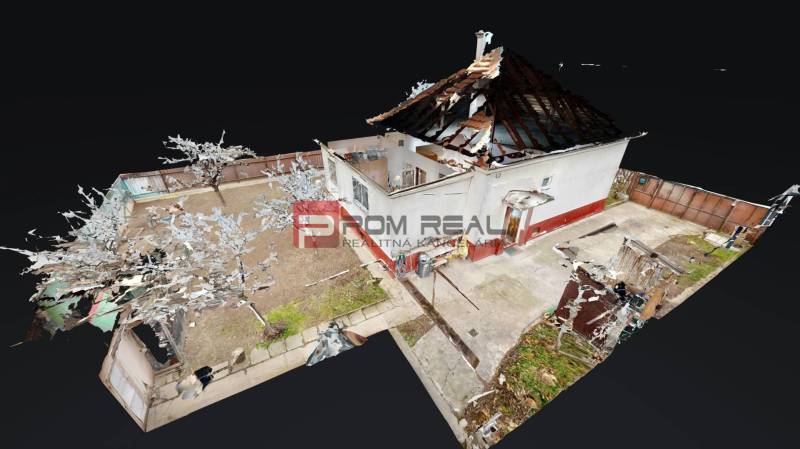 Na PREDAJ rodinný dom vo výbornej lokalite Bratislava - Ružinov - Rodinný dom na Farebnej ulici v Bratislave II, zobrazujúci stavbu a priľahlý pozemok.