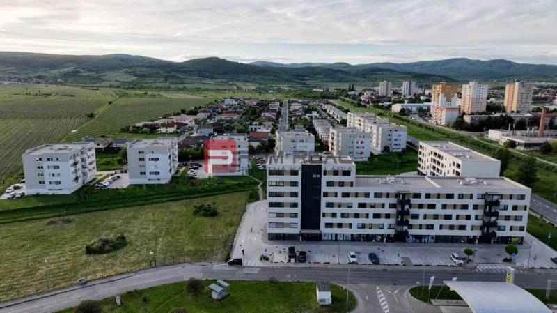 PRENÁJOM nebytový priestor PEZINOK s bezproblémovým parkovaním - Obchodné priestory na Obchodnej ulici v Pezinku, obklopené zeleňou a obytnými zónami.