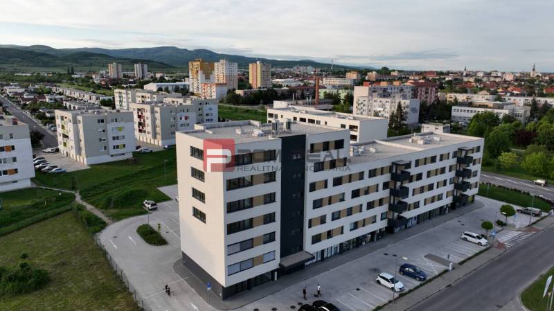 PRENÁJOM nebytový priestor PEZINOK s bezproblémovým parkovaním - Obchodné priestory na Obchodnej ulici v Pezinku, obklopené bytovými domami a zeleňou.