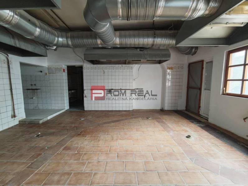 Na PRENÁJOM obchodný priestor vo výbornej lokalite Svätý Jur - Obchodné priestory s dlaždicovou podlahou a ventiláciou.