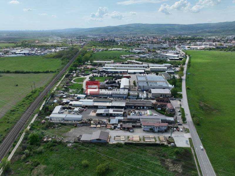 Na PRENÁJOM areál vo výbornej lokalite Pezinok - Letecký pohľad na obchodné priestory na Šenkvickej ceste v Pezinku obklopené prírodou.